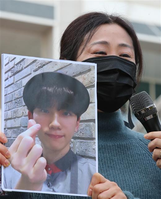 아들의 사진 들고 기자회견