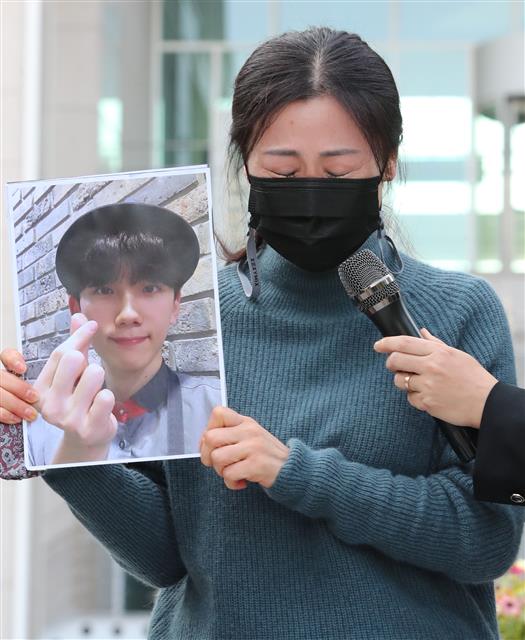 아들 사진을 들고