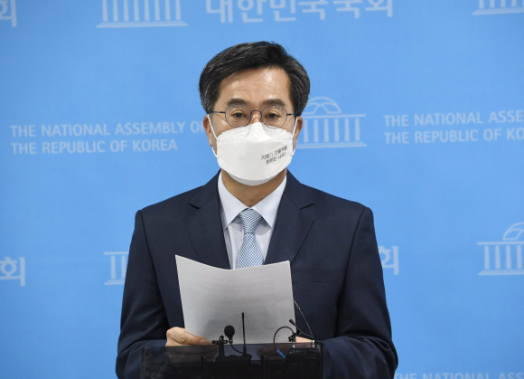 제3지대에서 대선 출마를 선언한 김동연 전 경제부총리가 26일 국회 소통관 백브리핑장에서 대선공약을 발표하고 있다. 2021. 10. 26 정연호 기자 tpgod@seoul.co.kr