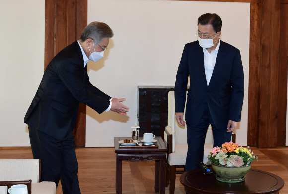 문재인 대통령과 더불어민주당 이재명 대통령 후보가 26일 청와대 상춘재에서 제20대 대통령 후보 초청 차담에 앞서 자리에 착석하고 있다. 2021. 10. 26 도준석 기자 pado@seoul.co.kr