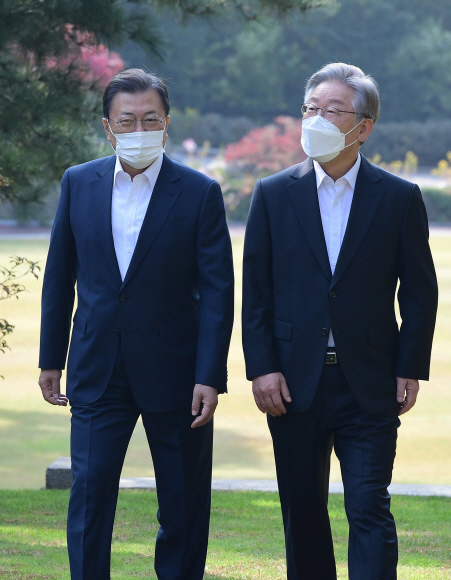 문재인 대통령이 26일 더불어민주당 이재명 대통령 후보와 차담을 위해 청와대 상춘재로 들어서고 있다. 2021. 10. 26 도준석 기자 pado@seoul.co.kr