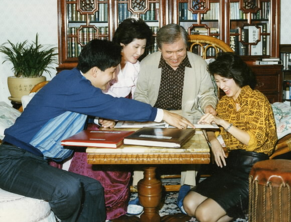 노태우 전 대통령 가족.민정당 총재 시절 부인 김옥숙여사,아들 재헌,딸 소영, 1987.11.18 서울신문 DB