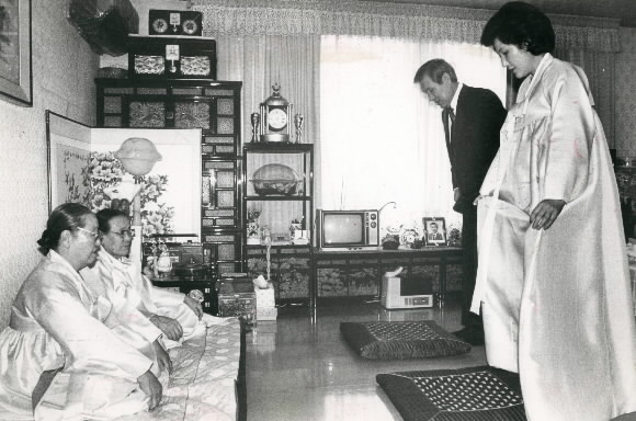 대통령 단선 후 촹와대로 떠나기전 노모와 장모에게 인사하는 노태우 전 대통령 부부 1988.2.26 서울신문 DB