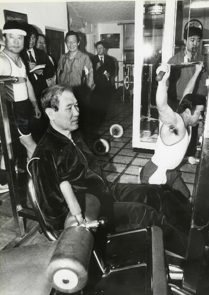 퇴임후 연희동 헬스클럽에서 동네주민들과 운동하는 노태우 전 대통령 1993.이호정 기자