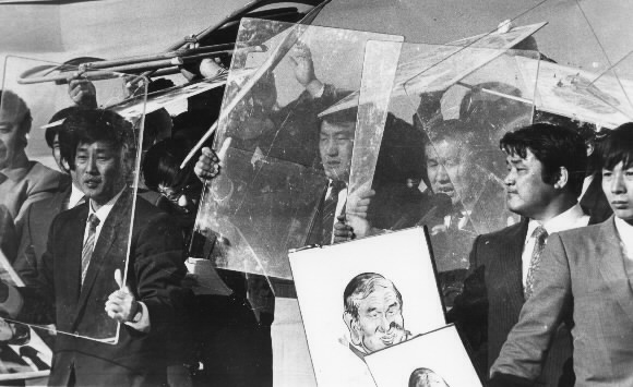 노태우 민정당 대통령후보가 대통령선거 유세에 나선 모습.87년 12월 11일 부산 광주. 경호원들이 투명 플라스틱 방탄 방패를 들고 후보를 에워싸고 있다 1987.12.11 강민석 기자