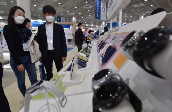 26일 코엑스에서 열린 한국전자전을 찾은 시민들이 최신 전자, 가전제품을 살펴보고 있다. 2021.10.26 박지환기자 popocar@seoul.co.kr