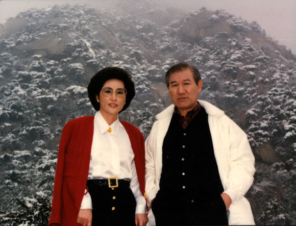 국가기록원 대통령기록관은 오는 6일부터 17일까지 옛 대통령 별장인 충북 청원군 청남대에서 ‘아름다운 동반자 영부인’을 주제로 기획전시회를 연다고 5일 밝혔다. 사진은 청와대 산책하는 노태우 전 대통령과 영부인 김옥숙 여사. 2013.11.5 국가기록원 제공