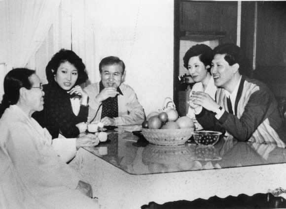 노태우 전 대통령 가족.민정당 총재 시절 부인 김옥숙여사,아들 재헌,딸 소영, 1987.11.18 서울신문 DB