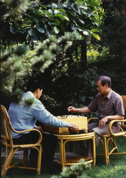 아들 재헌씨와 바둑두는 노태우 전 대통령.청와대 녹지원 1992. 서울신문 DB