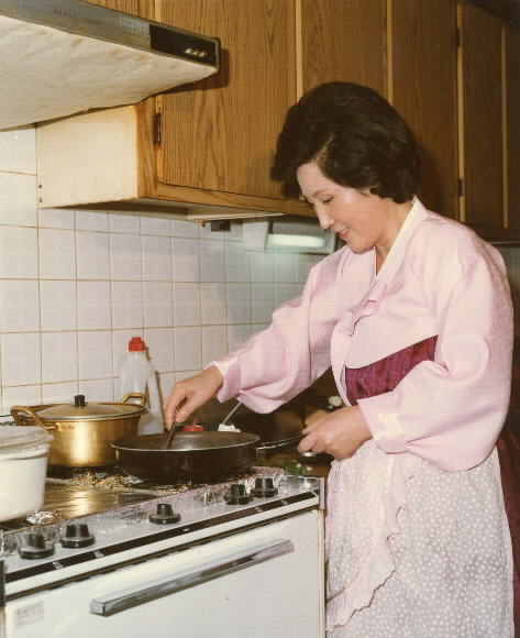 노태우 대통령 영부인 김옥숙여샤ㅏ.대통령 후보시절 연희동 자택.1987  서울신문 DB