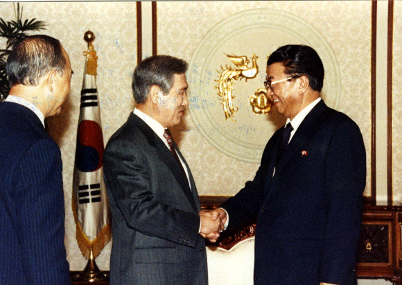 북한 연형묵 총리와 악수하는 노태우 전 대통령