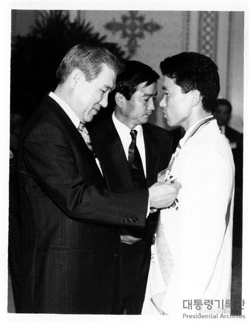 황영조 선수 훈장 수여하는 노태우 전 대통령