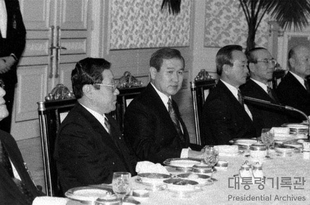 1993년 남북회담대표 오찬 하는 노태우 전 대통령