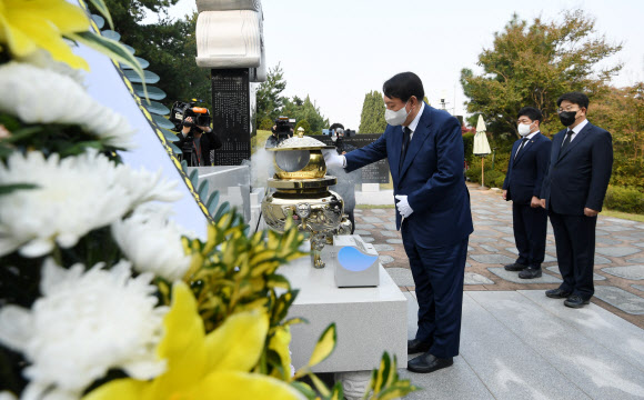 고 김대중 전 대통령 묘역 참배하는 국민의힘 윤석열