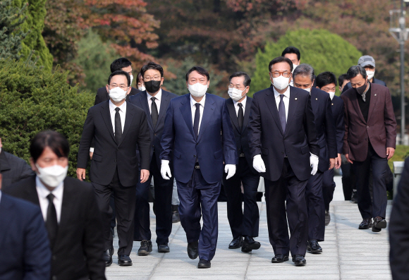 윤석열 국민의힘 대선 경선 후보와 정진석 국회부의장, 주호영,박진 공동선거대책위원장, 권성동본부장 등이 26일 오후 서울 동작구 국립서울현충원에서 故 박정희 전 대통령 묘역을 참배하기 위해 들어서고 있다.2021. 10. 26 정연호 기자 tpgod@seoul.co.kr