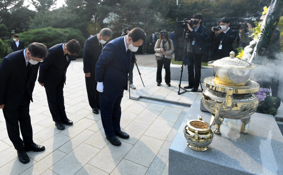 윤석열 국민의힘 대선 경선 후보가 26일 오후 서울 동작구 국립서울현충원에서 故 김영삼 대통령 묘역을 참배하고 있다.2021. 10. 26 정연호 기자 tpgod@seoul.co.kr
