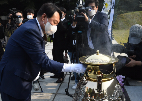 윤석열 국민의힘 대선 경선 후보가 26일 오후 서울 동작구 국립서울현충원에서 故 이승만 대통령 묘역을 참배하고 있다.2021. 10. 26 정연호 기자 tpgod@seoul.co.kr