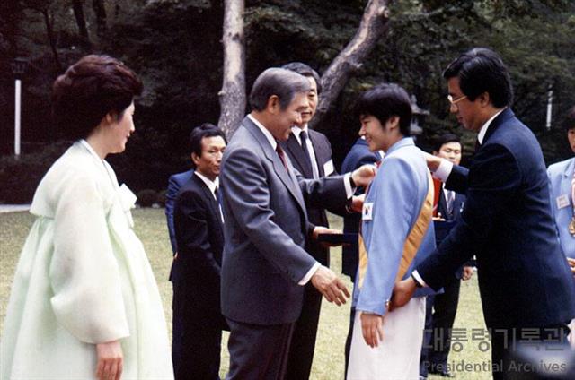 노태우 전 대통령, 88올림픽 선수단 훈장 수여