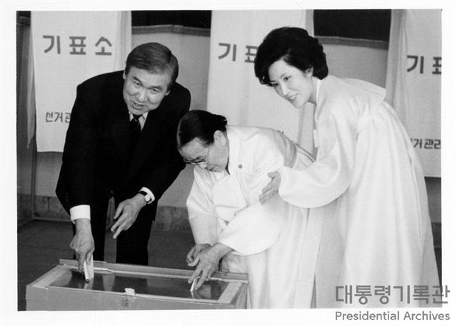 13대 국회의원총선거투표하는 노태우 전 대통령 내외