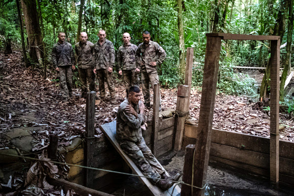 프랑스 군인들은 21일(현지시간) 프랑스령 기아나의 레지나에 정글전을 전문으로 하는 적도림훈련센터(CEFE)의 ‘페커리(peccary)’ 장애물 코스 훈련을 하고 있다. AFP 연합뉴스