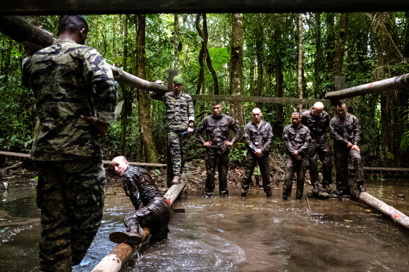 프랑스 군인들은 21일(현지시간) 프랑스령 기아나의 레지나에 정글전을 전문으로 하는 적도림훈련센터(CEFE)의 ‘페커리(peccary)’ 장애물 코스 훈련을 하고 있다. AFP 연합뉴스
