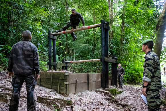 프랑스 군인들은 21일(현지시간) 프랑스령 기아나의 레지나에 정글전을 전문으로 하는 적도림훈련센터(CEFE)의 ‘페커리(peccary)’ 장애물 코스 훈련을 하고 있다. AFP 연합뉴스