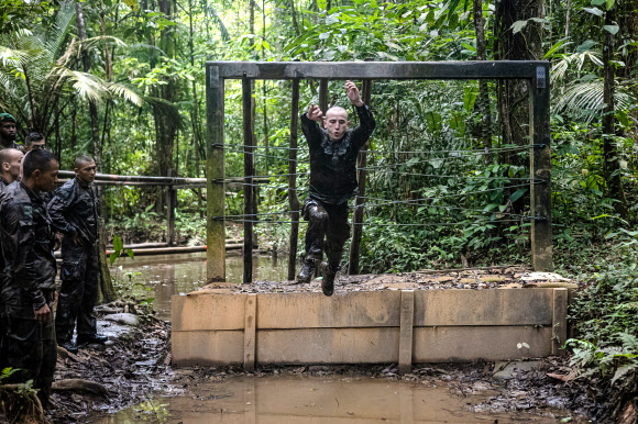 프랑스 군인들은 21일(현지시간) 프랑스령 기아나의 레지나에 정글전을 전문으로 하는 적도림훈련센터(CEFE)의 ‘페커리(peccary)’ 장애물 코스 훈련을 하고 있다. AFP 연합뉴스