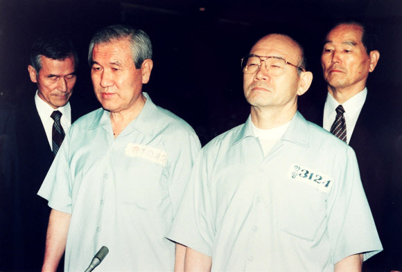 노태우 전 대통령(왼쪽)이 1996년 12·12 및 5·18 사건 항소심 선고 공판에 전두환 전 대통령과 출석한 모습. 연합뉴스