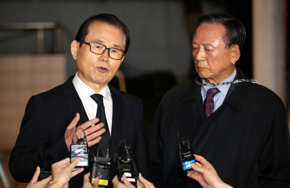 26일 사망한 노태우 전 대통령의 빈소가 마련될 서울 종로구 서울대학병원 장례식장 입구에서 노 전 대통령의 사촌 처남이자 6공화국의 황태자로 불리던 박철언 전 장관이  취재진에 노 전 대통령의 업적에 관해 설명하고 있다. 이날 오후 서울대학병원에서 사망한 노 전 대통령의 빈소는 27일 오전 이 병원 장례식장에 꾸려질 예정이다. 2021.10.26  연합뉴스
