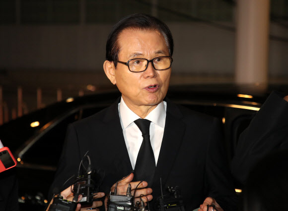 26일 사망한 노태우 전 대통령의 빈소가 마련될 서울 종로구 서울대학병원 장례식장 입구에서 노 전 대통령의 사촌 처남이자 6공화국의 황태자로 불리던 박철언 전 장관이  취재진에 노 전 대통령의 업적에 관해 설명하고 있다. 이날 오후 서울대학병원에서 사망한 노 전 대통령의 빈소는 27일 오전 이 병원 장례식장에 꾸려질 예정이다. 2021.10.26  연합뉴스