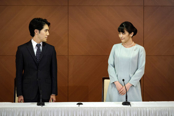 일본의 마코 공주가 26일 도쿄의 한 호텔에서 남편 고무로 게이와의 결혼을 발표하고 있다. AP 연합뉴스