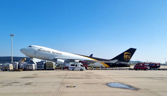 인천공항서 항공기 기체 앞부분 공중에 들려