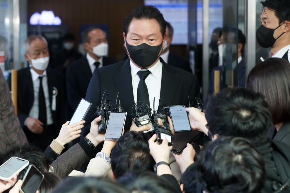 최태원 SK 회장이 27일 서울 종로구 서울대병원 장례식장에 마련된 고 노태우 전 대통령의 빈소를 찾아 조문을 마친 뒤 취재진 질문에 답하고 있다. 2021. 10. 27. 사진공동취재단