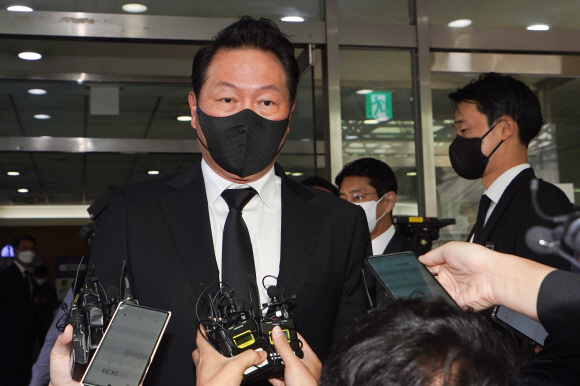 27일 오전 서울 종로구 서울대학교병원 장례식장에 마련된 노태우 전 대통령 빈소를 찾은 최태원 SK그룹 회장이 조문을 마치고 취재진 질문에 답변을 하고 있다. 2021. 10. 27. 사진공동취재단