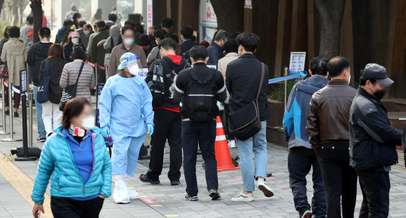 서울 송파구보건소 선별진료소에서 검사를 받으려는 시민들이 27일 오전 길게 줄을 서 있다. 이날 0시 기준 코로나19 신규 확진자는 1952명을 기록했다. 연합뉴스