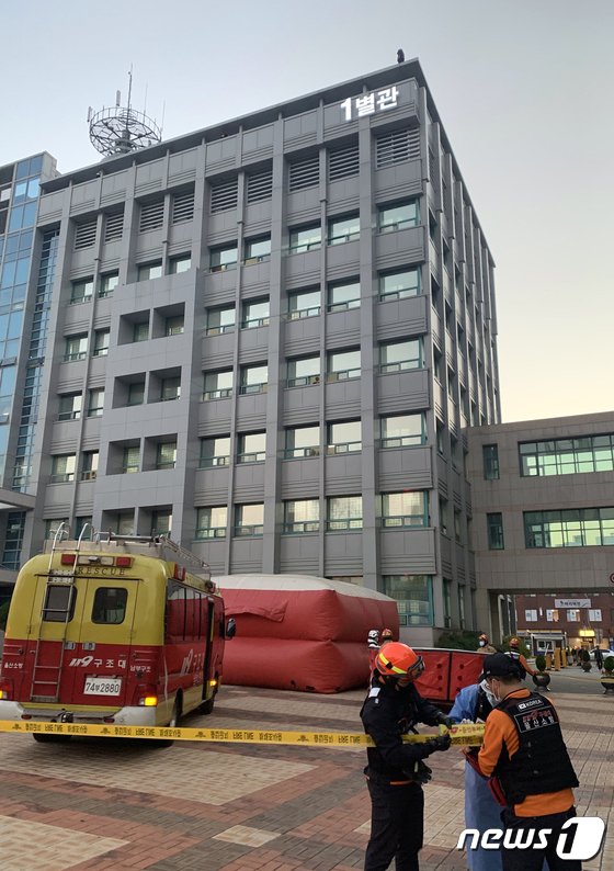 27일 오후 4시48분즘 50대 남성이 울산시청 1별관 7층 옥상 난간에서 투신 소동을 벌이고 있다. 뉴스1