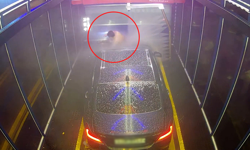 지난 9일 오전 경기도 수원시의 한 자동 세차장에서 세차기가 작동하는 동안 한 남성이 샤워하는 모습. [이도경씨 제공]