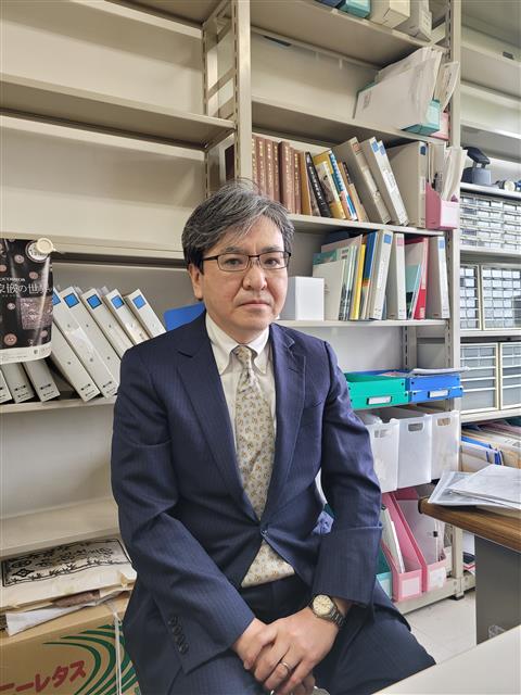 역사학자인 도노무라 마사루 도쿄대 교수가 28일 일본 도쿄대 고마바 캠퍼스 연구실에서 인터뷰하고 있다.