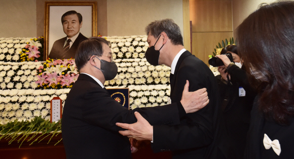 배우 노주현이 28일 서울 종로구 서울대병원 장례식장에 마련된 故 노태우 전 대통령 빈소에서 조문을 마치고 노 전 대통령 자녀 노재헌 변호사를 위로하고 있다. 2021. 10. 28  사진공동취재단