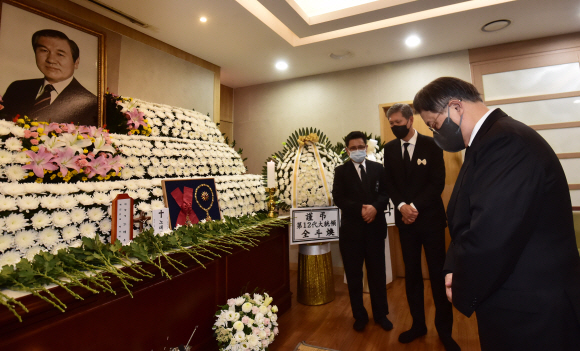 배우 노주현이 28일 서울 종로구 서울대병원 장례식장에 마련된 故 노태우 전 대통령 빈소를 방문 조문하고 있다. 2021. 10. 28  사진공동취재단