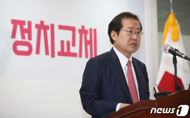국민의힘 대권주자인 홍준표 의원이 29일 오전 서울 여의도 선거사무소에서 ‘정치 대개혁’ 공약발표를 하고 있다.