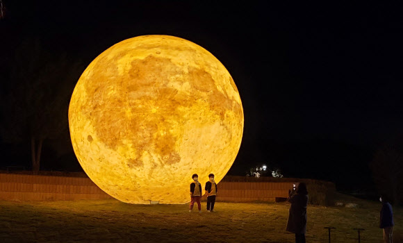 경포에 설치된 대형 달 조형물