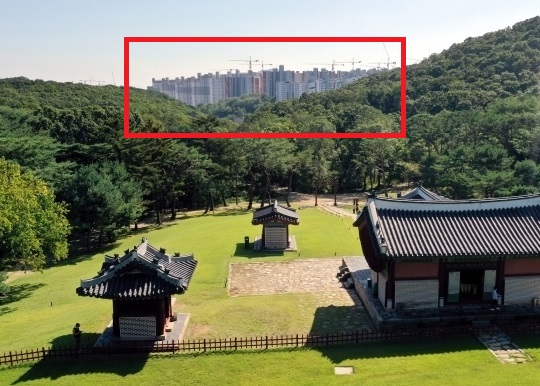 장릉에서 건너다 보이는 문제의 아파트 전경. 아파트가 계양산 조망을 완전히 가리고 있다.(연합뉴스)