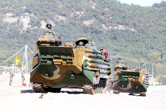 돌진하는 상륙돌격장갑차