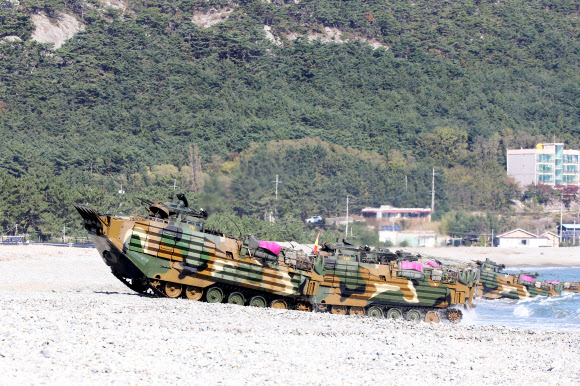 뭍에 오르는 장갑차