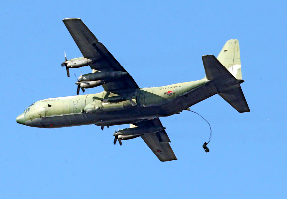 낙하산 타고 침투