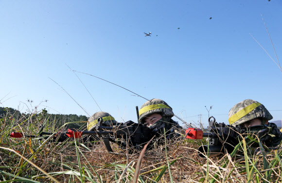 침투하는 공정대원