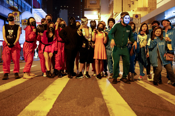 전 세계적으로 인기를 끈 넷플릭스 드라마 ‘오징어 게임’의 영향으로 홍콩에서도 드라마 속 등장인물들의 복장을 한 사람들이 핼러윈을 기념하고 있다. 홍콩 로이터 연합뉴스