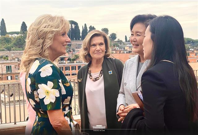 질 바이든 미국 대통령 부인과 환담하는 김정숙 여사