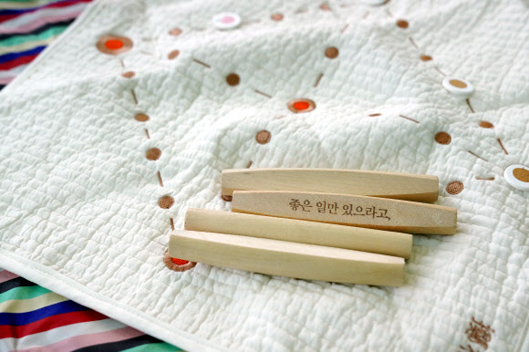 로마 한글학교 학생들에게 윷놀이 용품 선물한 김정숙 여사